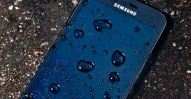 Samsung utilizaría pantalla superhidrofóbicas para limpiar la superficie