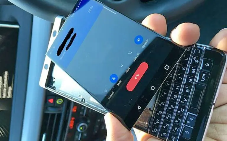 Al BlackBerry KEYone se le desprende la pantalla