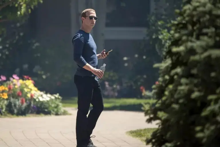 Mark Zuckerberg ordena que todos los ejecutivos de Facebook usen teléfonos Android