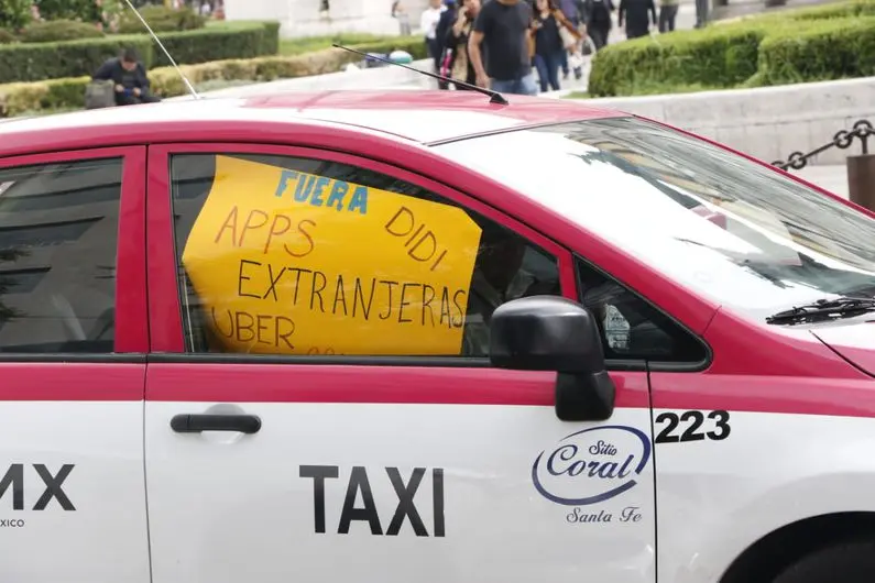 Gobierno de CDMX creará una app estilo Uber para taxistas