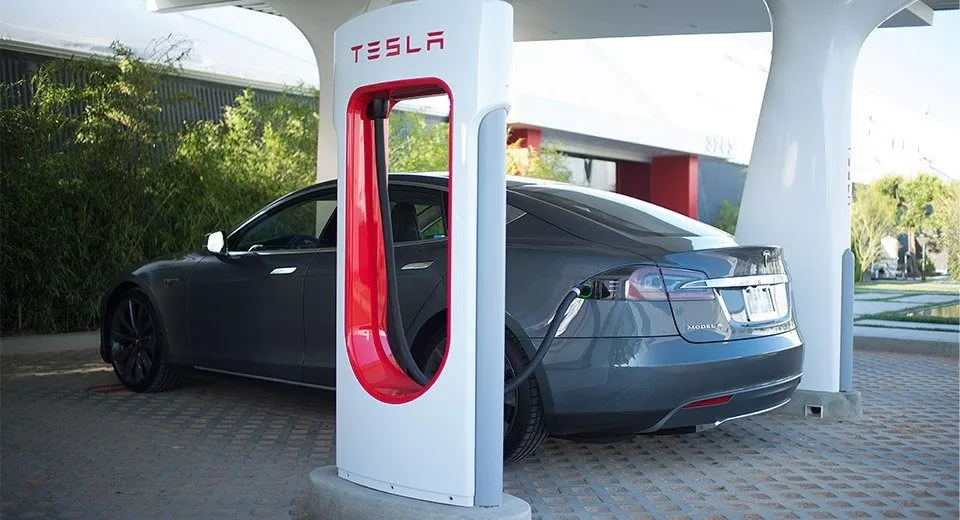 Volvo anuncia colaboración con Tesla para utilizar sus puntos de carga en Norteamérica