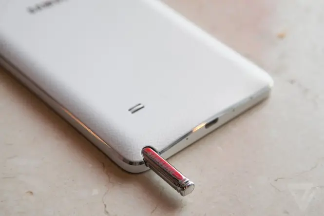 Samsung Galaxy Note 4 con marco metálico y S Pen.