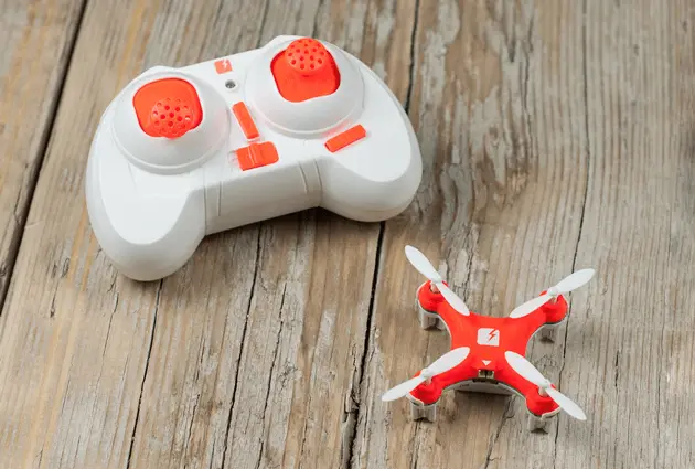 El SKEYE Nano Drone es el drone controlado de precisión más pequeño del mundo.