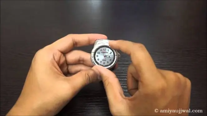 Reloj clásico con anillo mecánico