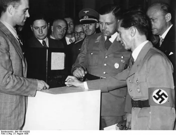 Reichsminister Goebbels auf der Funkausstellung Dr. Goebbels besichtigt den neuen Volksempfänger für RM 65,- , neben ihm rechts Präsident der Reichsrundfunkkammer Dr. Kriegler 5.8.38