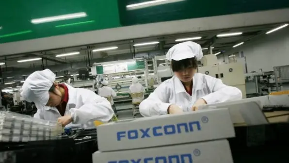 La FLA dice que Foxconn ha mejorado