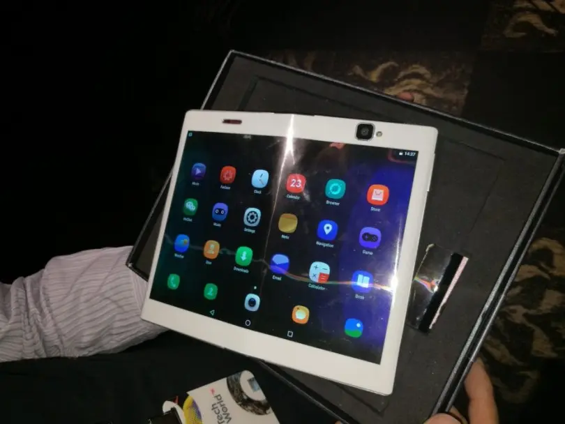 Lenovo muestra tablet y smartphone plegables