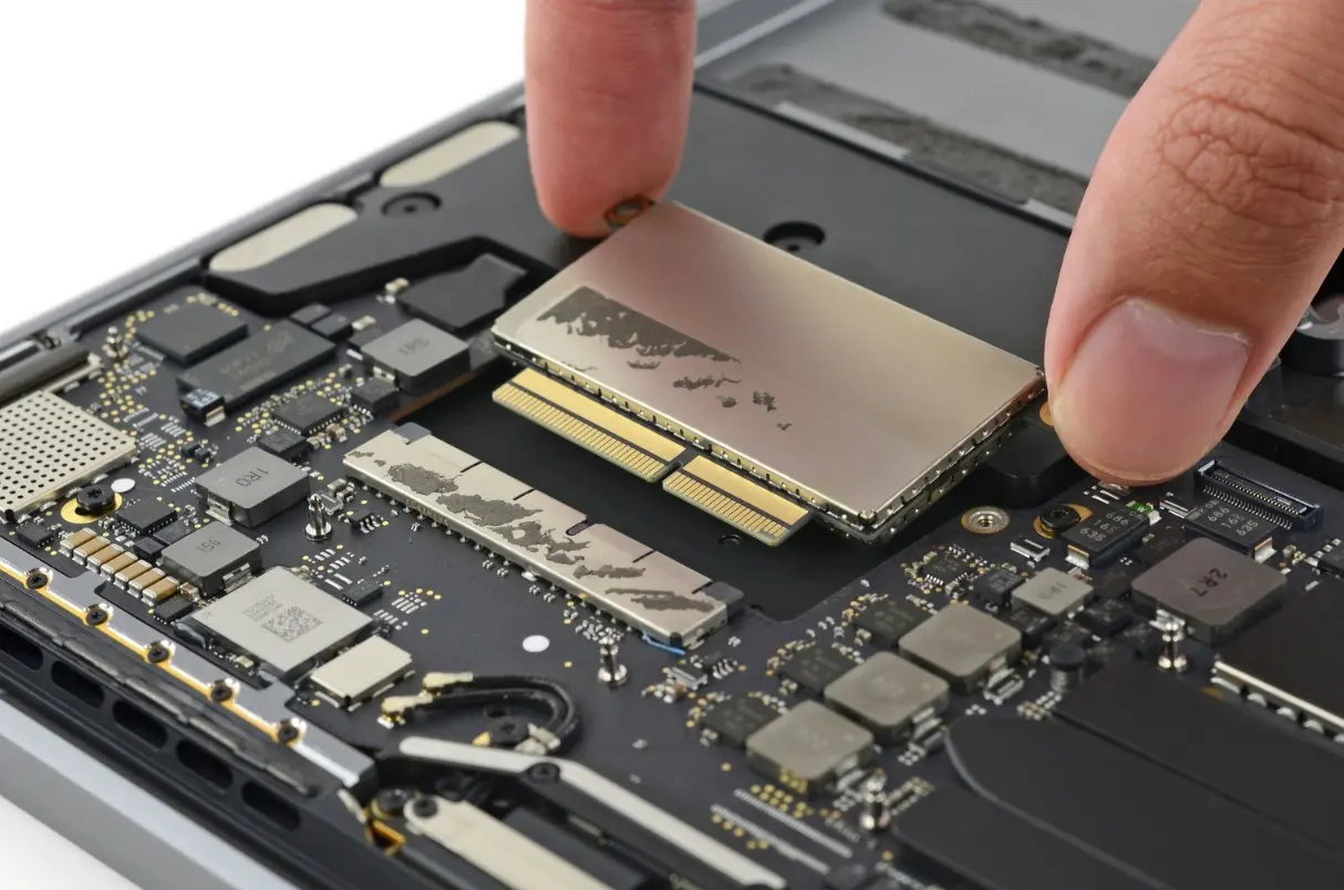 MacBook Pro 13.3″ (2016) es casi imposible de reparar