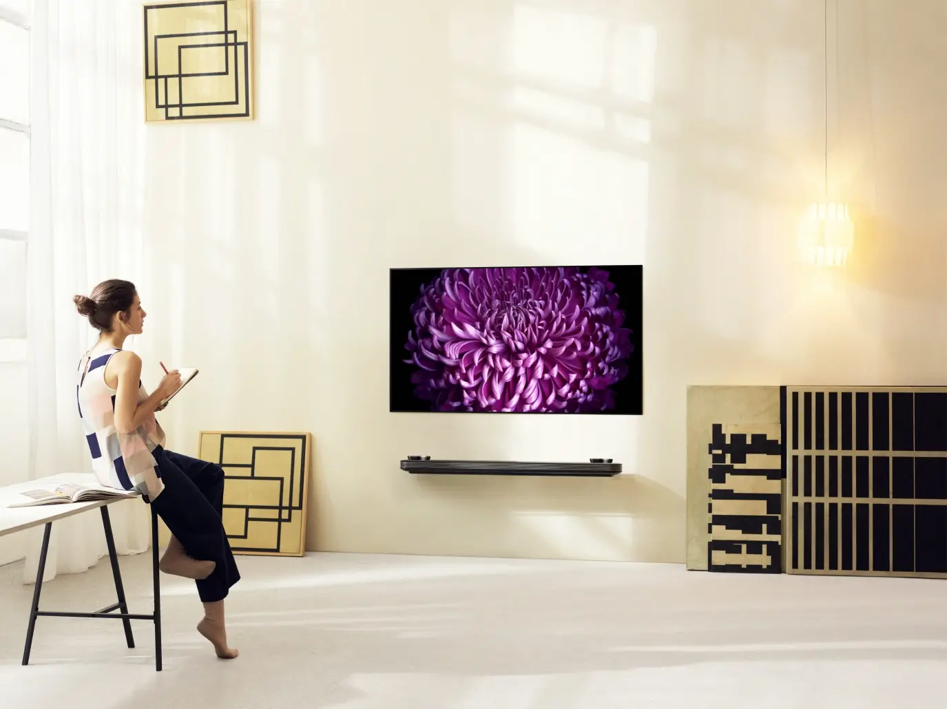 LG-SIGNATURE-OLED-TV-W_Lifestyle1