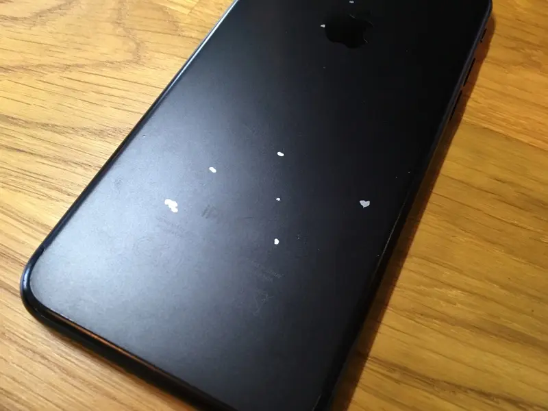 iPhone 7 Matte negro con desprendimientos de pintura