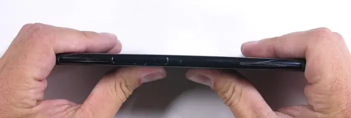 Video: Sony Xperia XZ Premium sale airoso del bend test