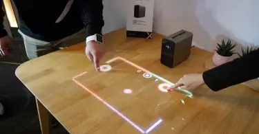 Sony Xperia Touch en la mesa