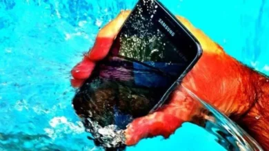 ¿Cómo puedo saber si mi celular resiste el agua?