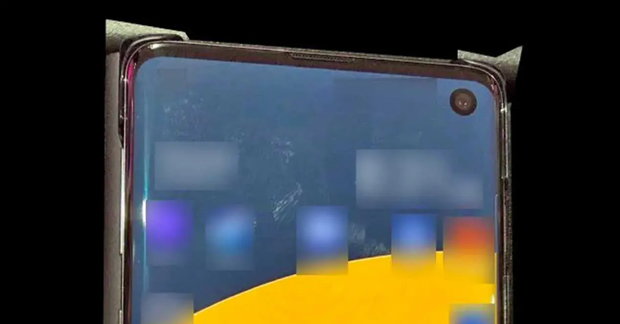 Galaxy S10 en imagen muestra su pantalla Infinity-O
