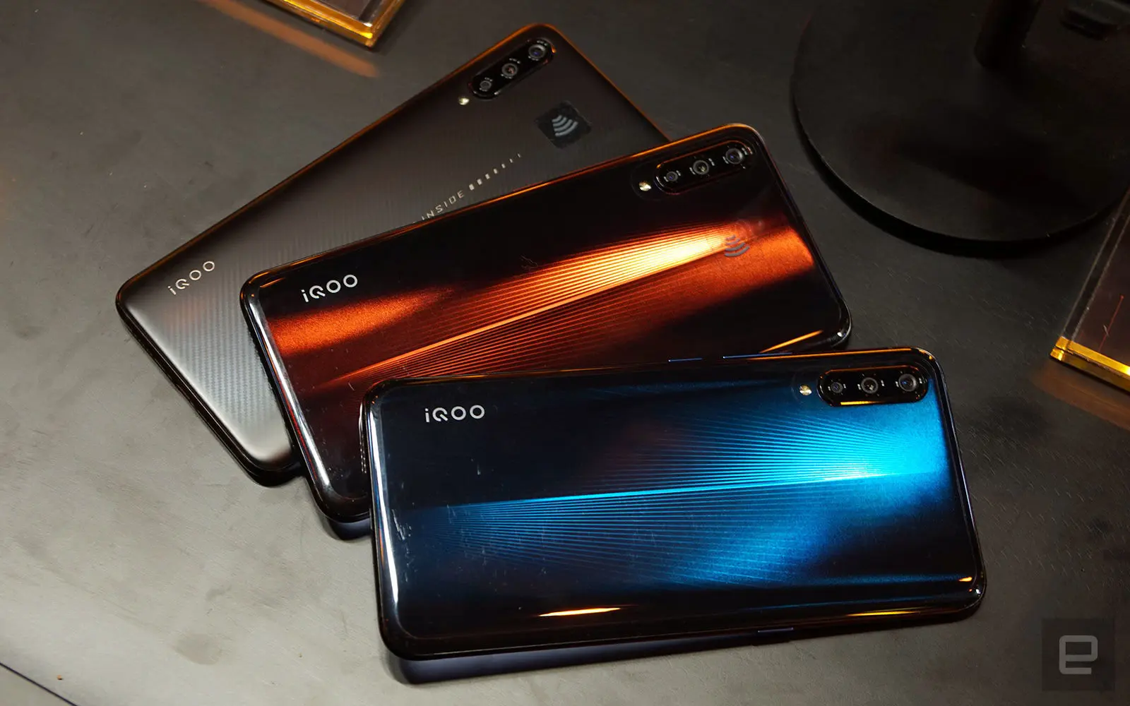IQOO presenta render de su primer smartphone plegable