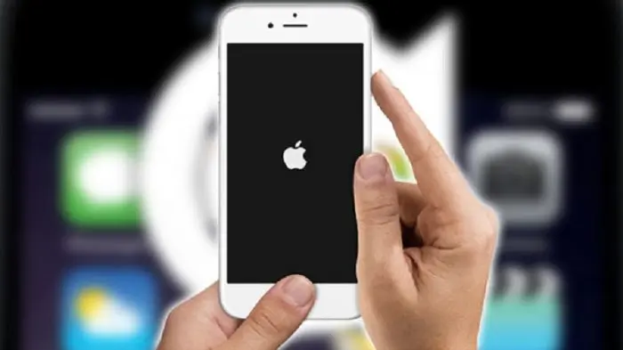 ¿Cómo me salgo de la pantalla congelada con el logo de Apple en el iPhone 11?