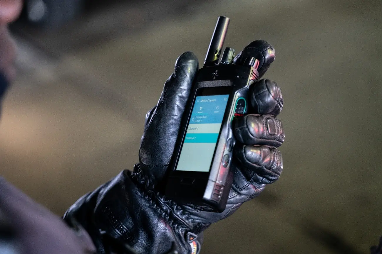 Motorola estrena nuevo walkie-talkie con pantalla táctil, control por voz y LTE