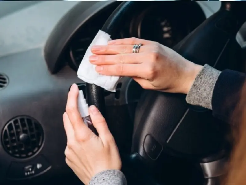 No dejes ni uses gel antibacterial para limpiar el interior del automóvil