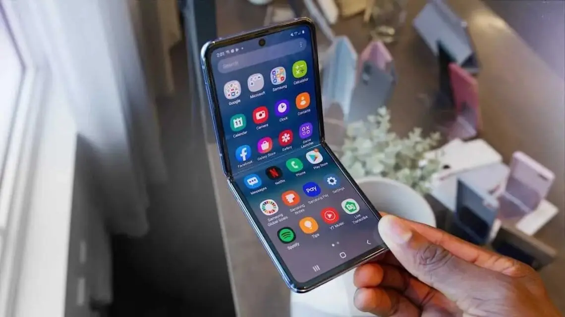 Samsung lanzaría al Galaxy Z Flip Lite