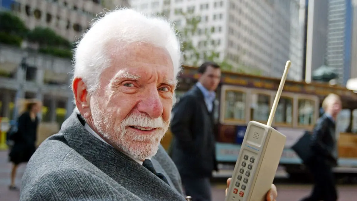 Martin Cooper, el hombre que realizó la primera llamada desde un teléfono móvil publicó un libro