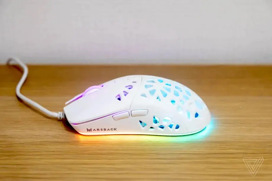 Este mouse tiene iluminación RGB y ventilador incorporado, se trata del Zephyr Pro