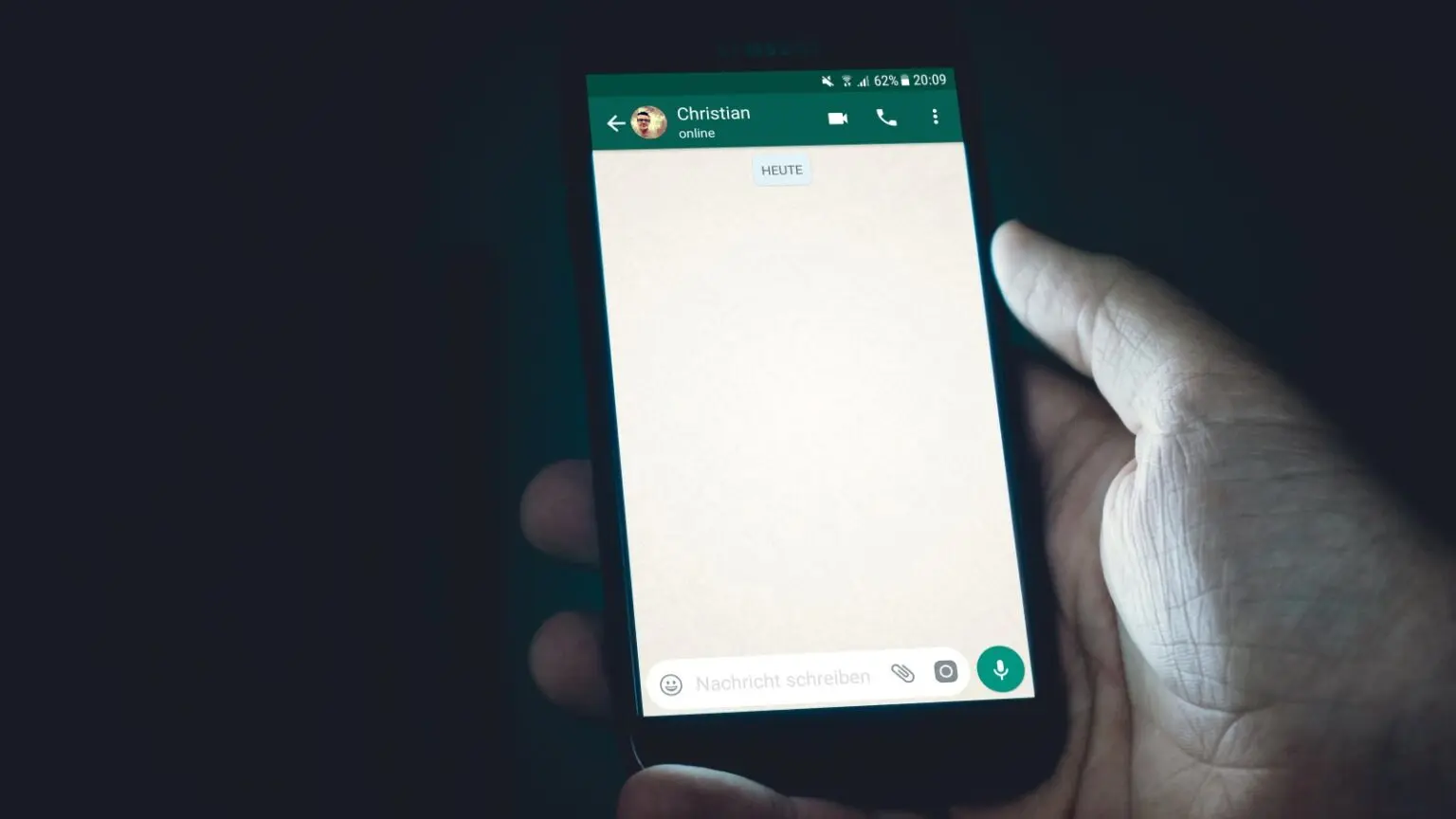WhatsApp añadirá una tercera palomita azul en los chats, ¿para que servirá?
