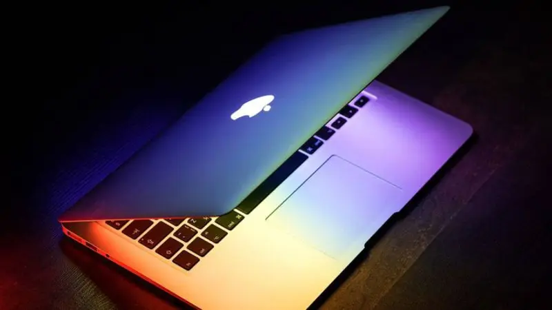 El logo iluminado de Apple podría regresar a las nuevas MacBook