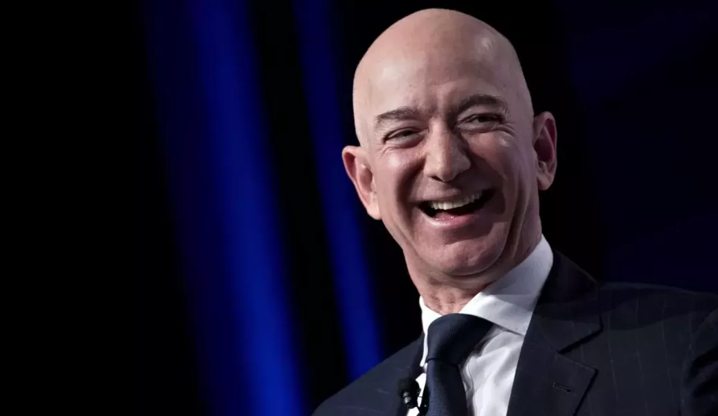 Jeff Bezos se comprometió a donar 10 mil millones de dólares y está en camino para lograrlo