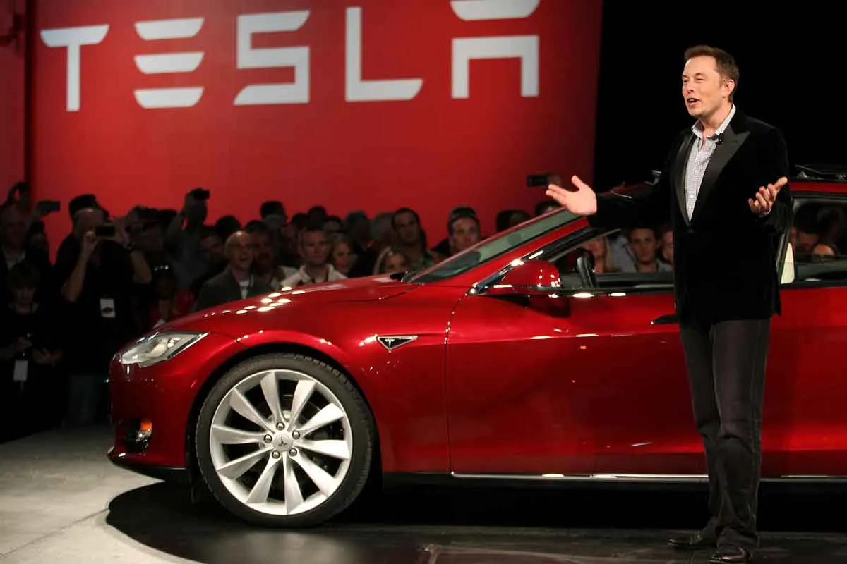 Elon Musk amenaza con abandonar Tesla sino controla el 25% de las acciones