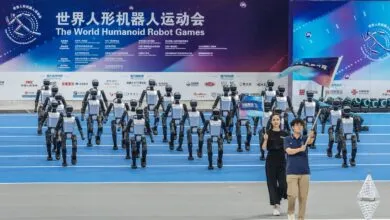 Robots humanoides protagonizan curiosas olimpiadas en Beijing