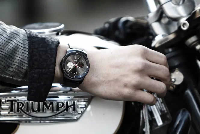 El acabado del LG G Watch R está tan bien logrado que a primera vista no parecer ser un smartwatch