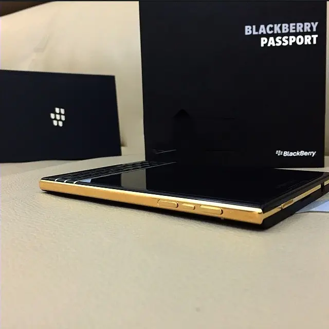 Blackberry passport dorado2