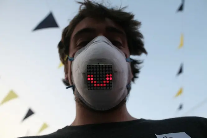 Unmask, la máscara LED que permite compartir emociones con un cubrebocas.