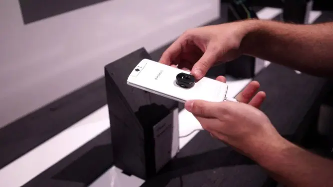 El Selfie Phone de Polaroid tiene un importante parecido con el N1 de Oppo.