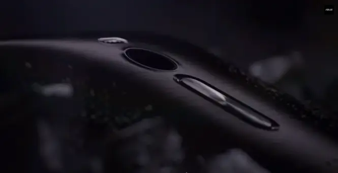 Imagen del video "The origin of craftmanship of the next Zen" mostrando la parte trasera del dispositivo con botones traseros, un sólo lente y flash LED