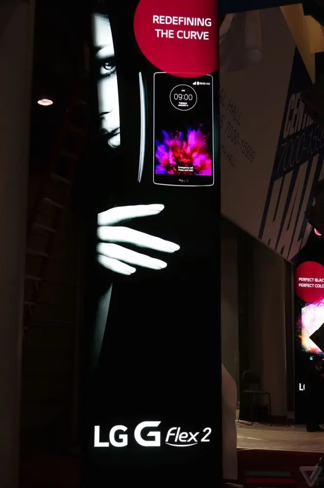 Poster del LG G Flex 2 en el CES 2015