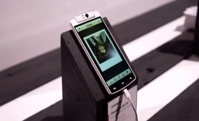 La cámara del Polaroid Selfie gira para hacer las veces de cámara frontal y trasera.