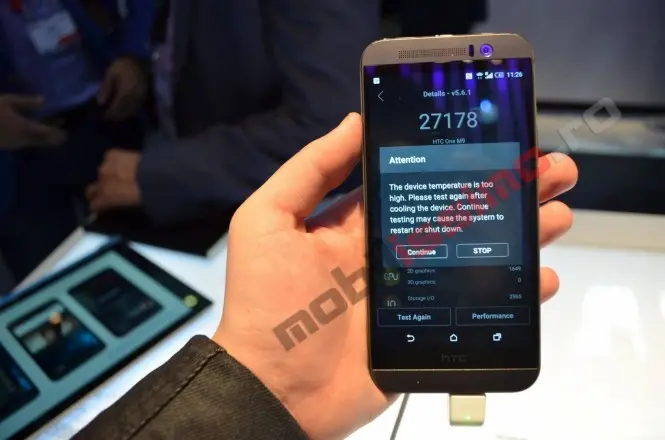 HTC One M9 mostrando mensaje sobre la alta temperatura del dispositivo