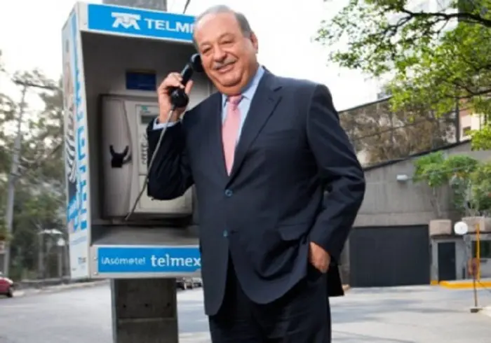 Carlos Slim en teléfono público