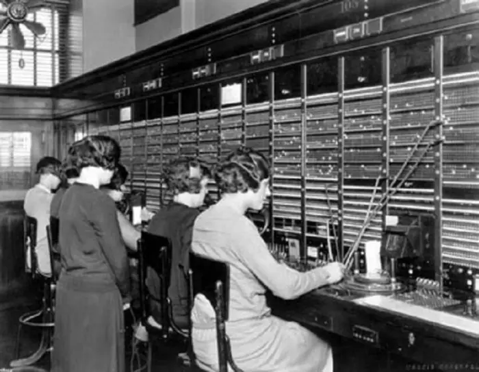 Operadoras en central telefónica