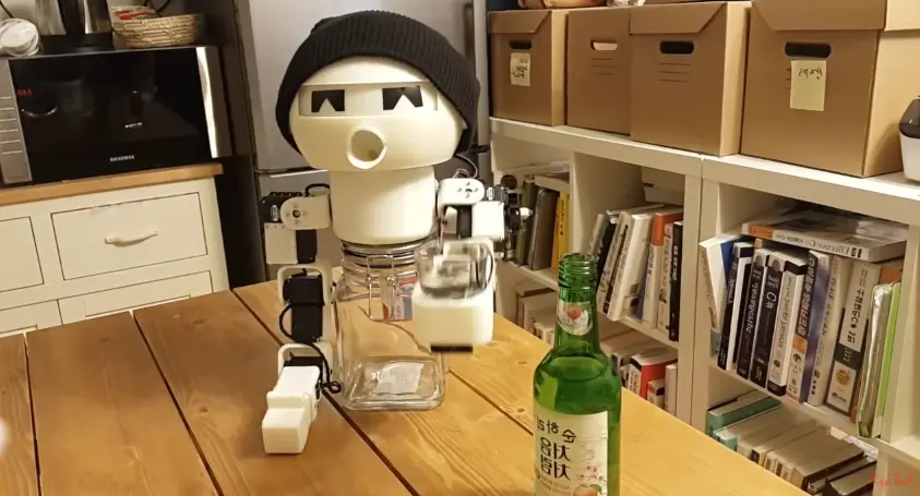 drinky robot toma alcohol contigo