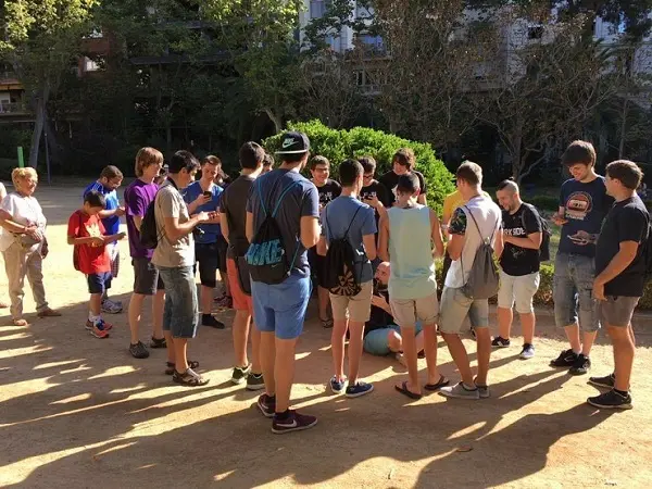 Personas en Barcelona jugando Pokémon Go