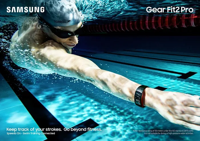 Gear-Fit2-Pro_Lifestyle_Swimming_Red_2P_RGB_F